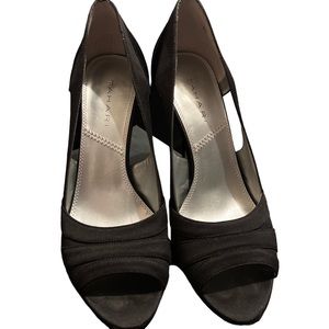 Tahari Black sly Pumps